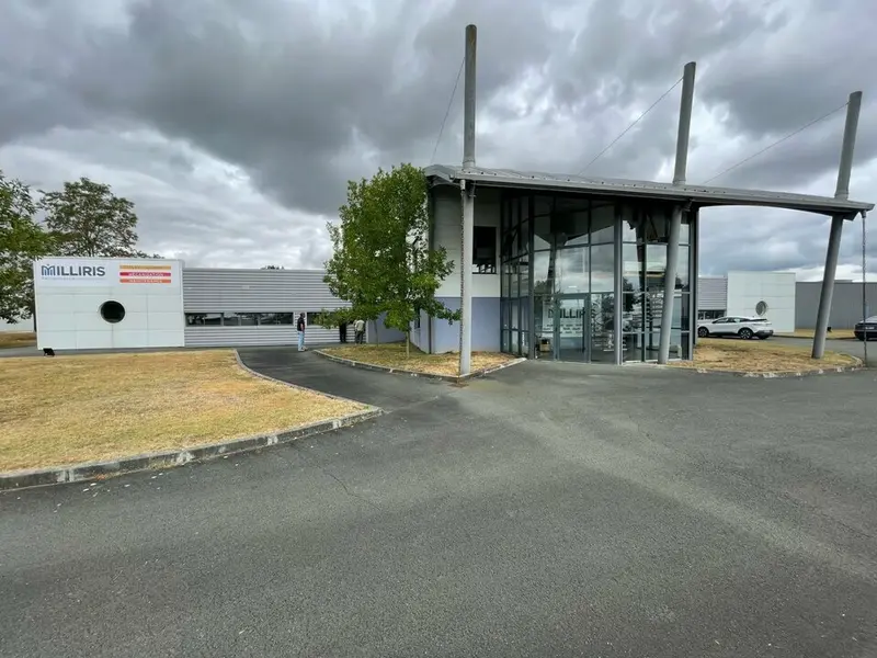 SAINTES - BATIMENT INDUSTRIEL A VENDRE