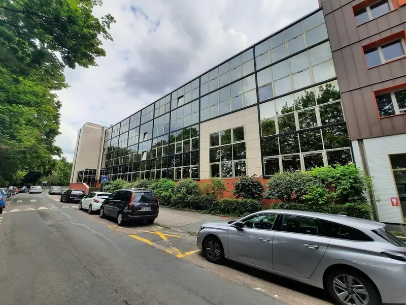 Proche Place Saint Marc - Très bon état - Parkings.