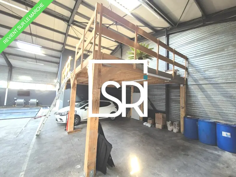A louer Entrepôt 353m² Le Cendre