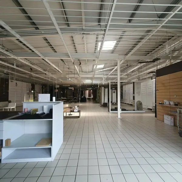 GRAND LOCAL COMMERCIAL DANS UNE ZONE ATTRACTIVEn