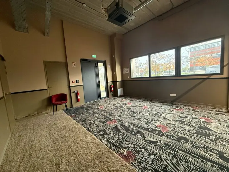 A louer bureaux au RDC d'environ 101,50M² à Isneauville 