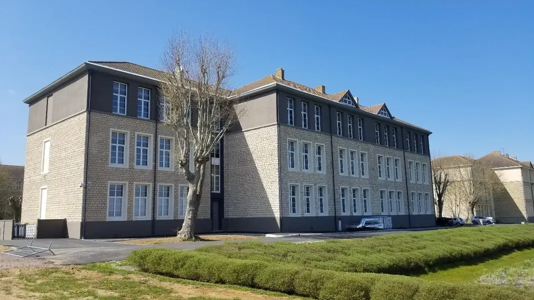 QUARTIER KOENIG - Très beaux bureaux + parkings.