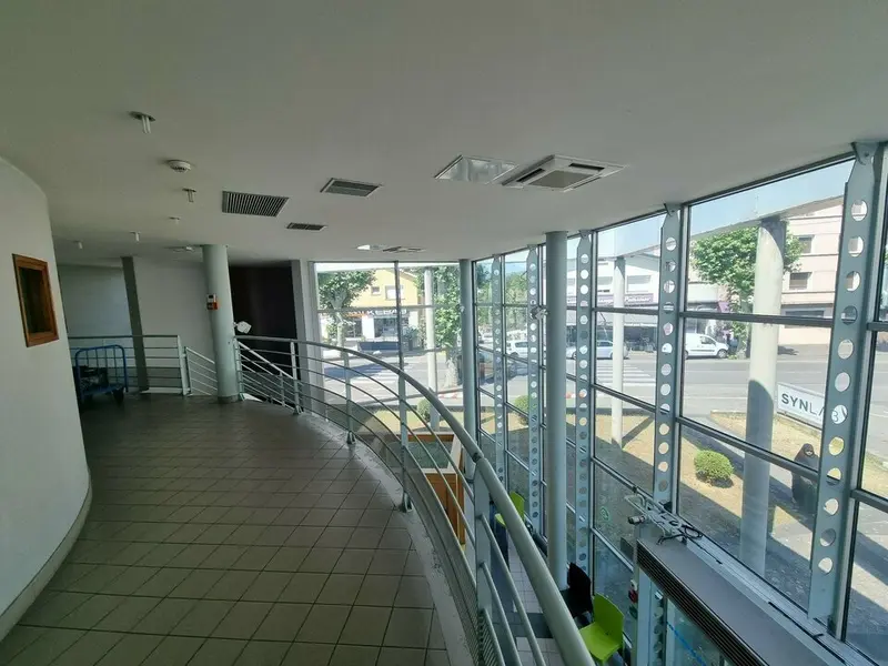 A louer Bureaux 1200m² Roussillon