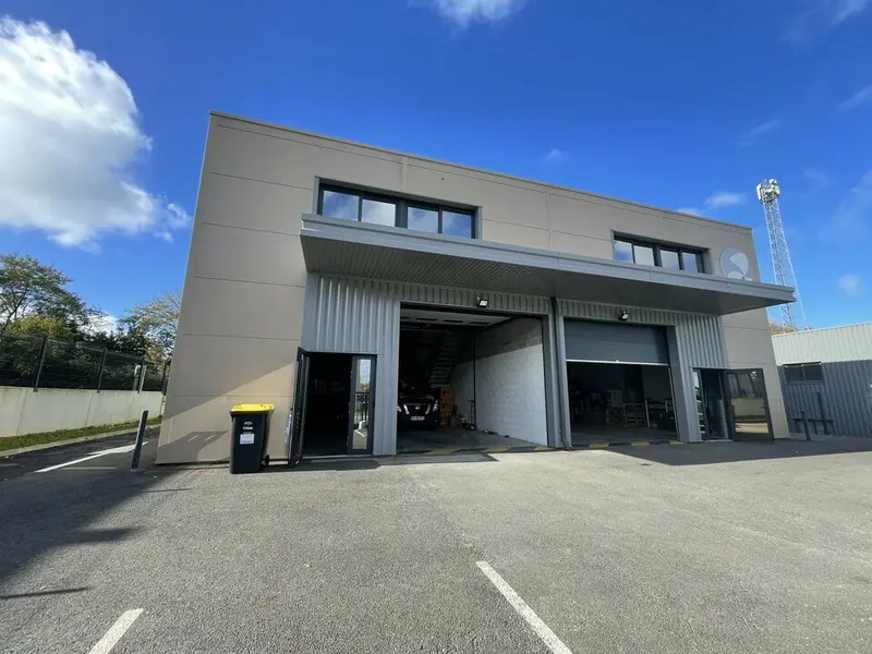 À LOUER  Cellule d'activités 232 m²  Pompignac