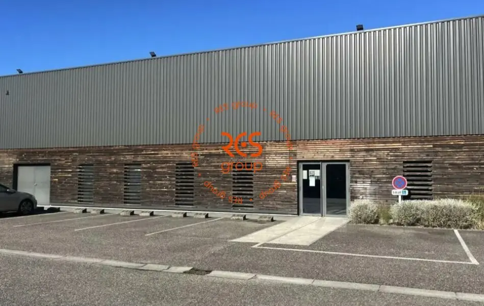 LOCAL D'ACTIVITES ET COMMERCE 