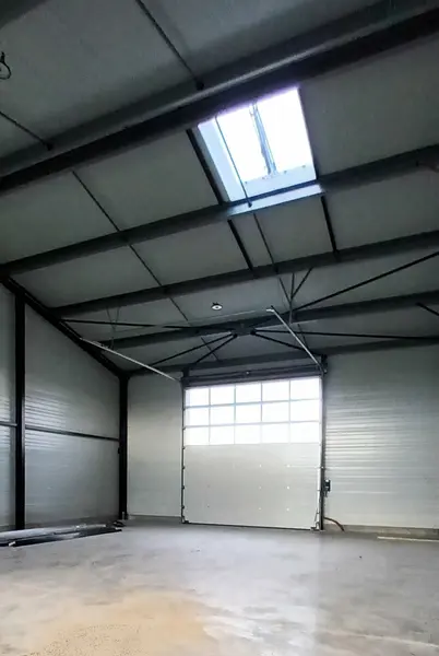 Entrepôt neuf au cur d'une zone en développement.