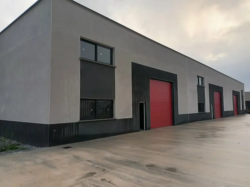 Local d'activités neuf et divisible proche A13. 