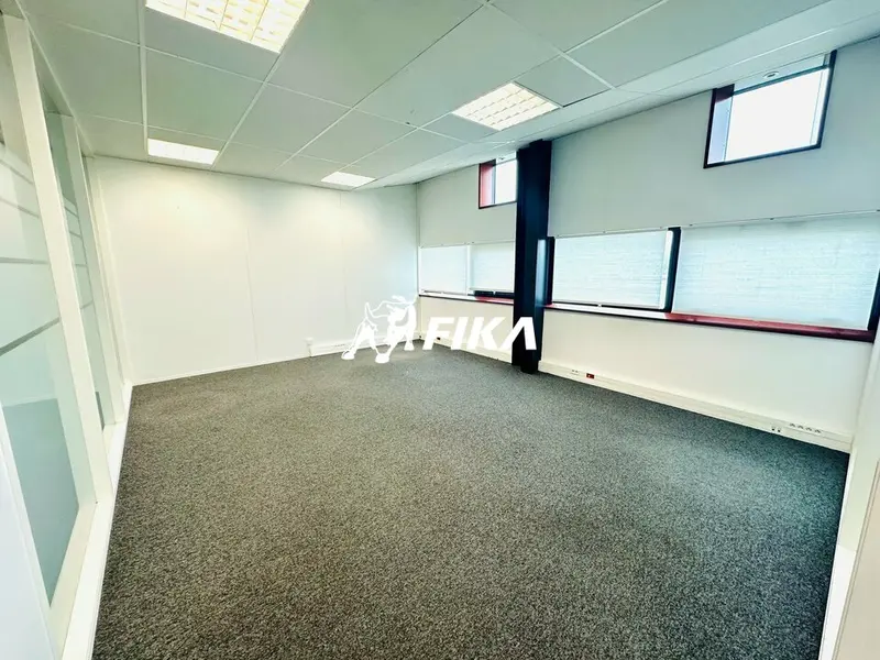 A LOUER BUREAUX 320 m² - (33700) MÉRIGNAC