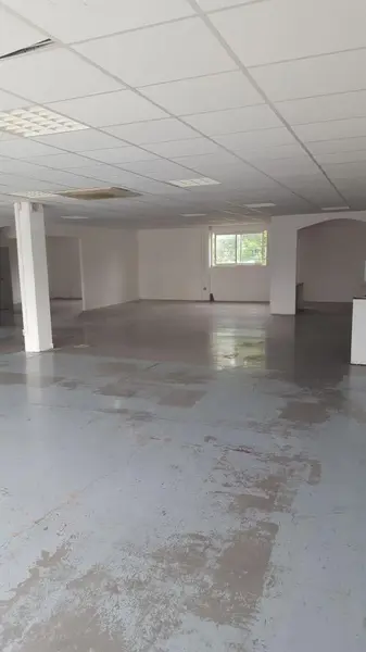 Location Local Commercial 177 m² Istres