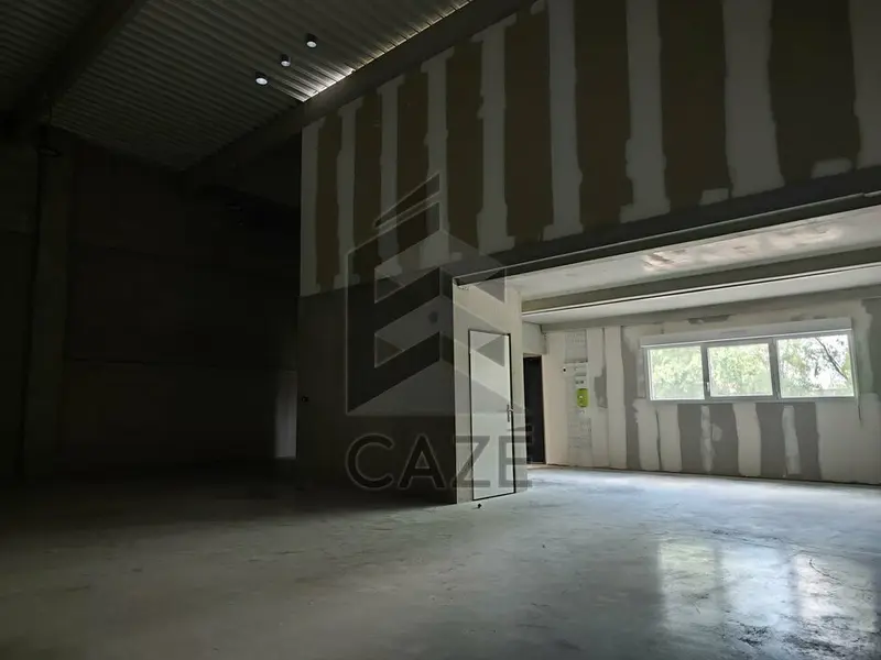 CELLULE D'ACTIVITE A VENDRE - IZON