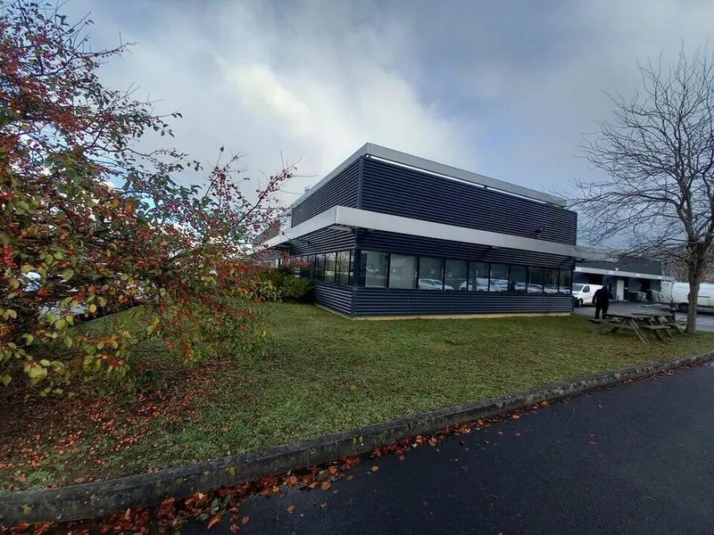 ZA dynamique - Proximité zone commerciale en plein développement.