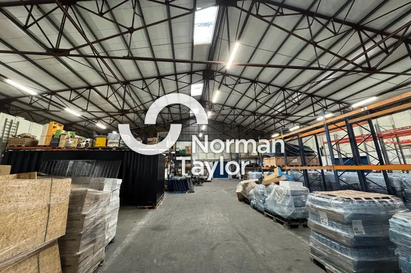 A louer Locaux d'activité 825m² Nîmes