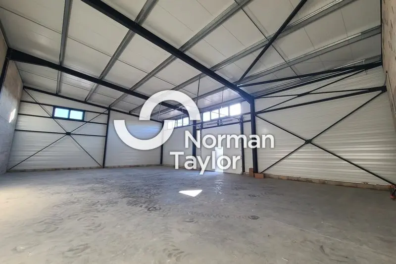 A louer Locaux d'activité 1519m² Sauvian