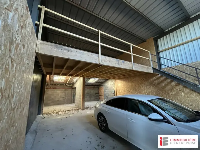 A LOUER : ST GUINOUX - 2 LOCAUX D'ACTIVITE/BOX DE STOCKAGE  90 M² 