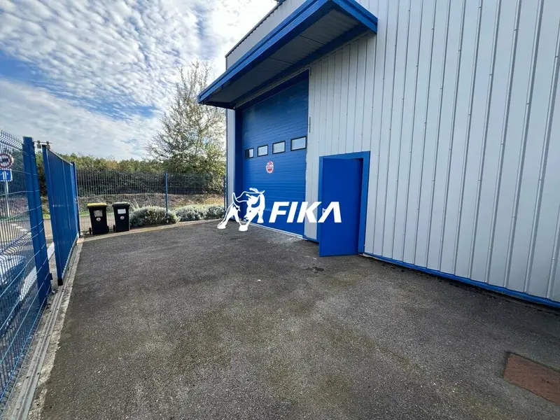 Entrepôt / Activité à louer - Saint-Jean-D'Illac (33127) - 251 m² - 1 750 €/mois