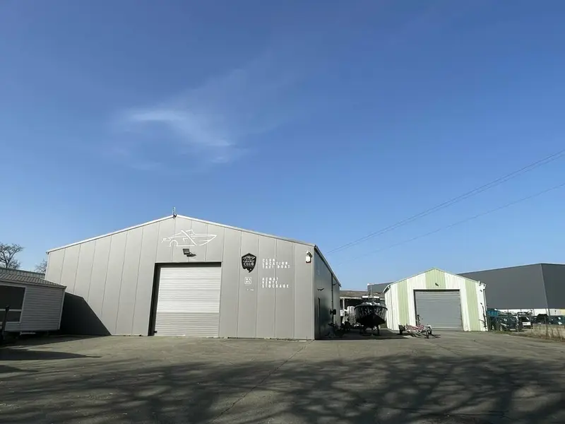 A LOUER - ENTREPÔTS 