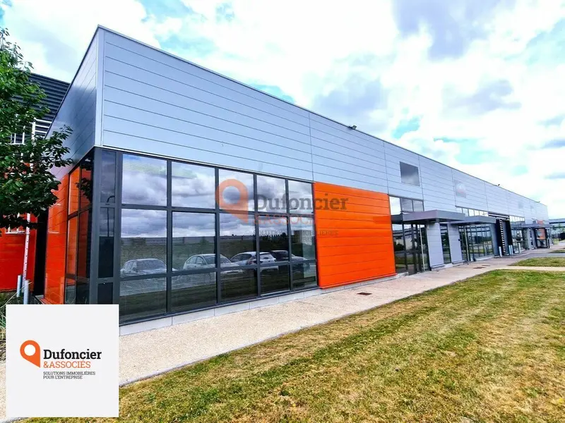 POITIERS ZONE DE LA REPUBLIQUE - BUREAUX ET ENTREPOT A LOUER - 180M2