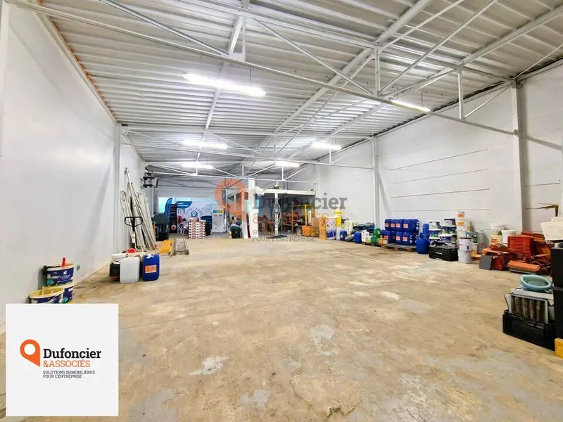 À LOUER  LOCAL D'ACTIVITÉ ARTISANALE / PME - ENTREPOT ET BUREAUX
