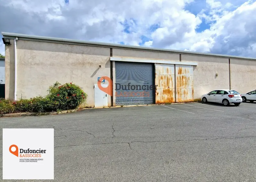 POITIERS SUD - ENTREPOT AVEC BUREAUX A LOUER 730M² - SECTEUR AUCHAN