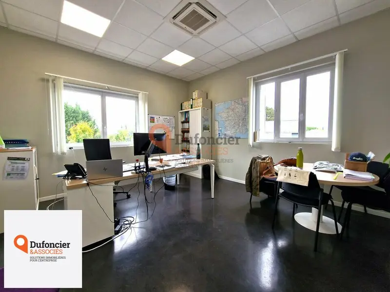 A louer Bureaux 210.4m² Saint-Benoît