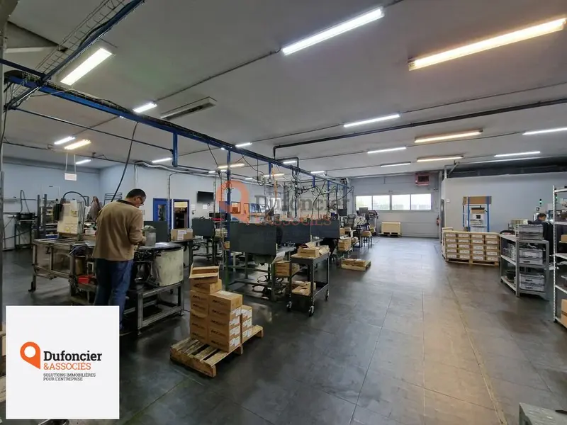 LOCAL D'ACTIVITÉ DE 500 M² À LOUER - ZONE INDUSTRIELLE RÉPUBLIQUE