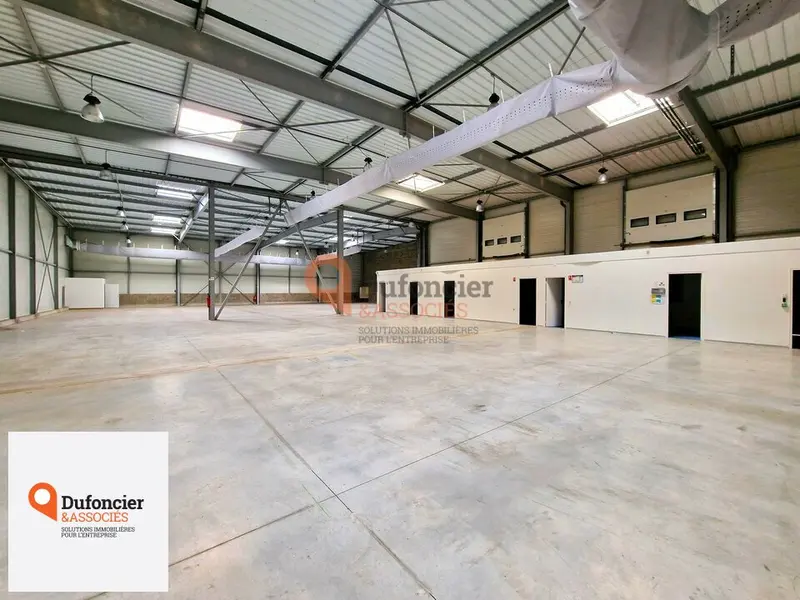 GRAND POITIERS CHASSENEUIL - ENTREPOT A VENDRE 1939M² DIVISIBLE
