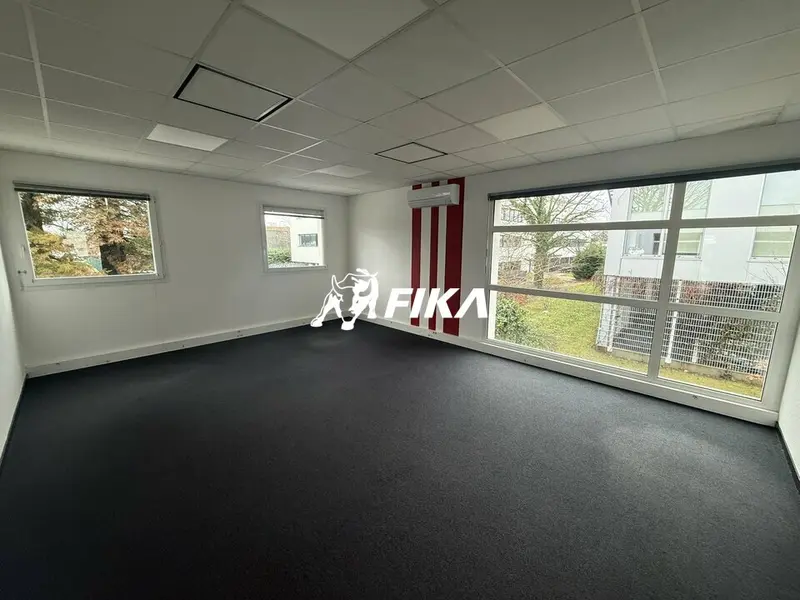 A LOUER - BUREAUX - 870 m² - (33700) - MERIGNAC