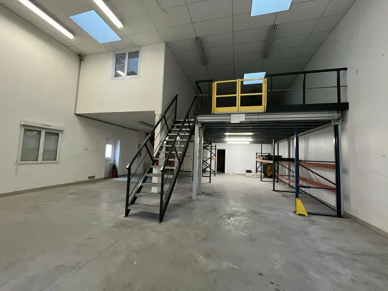 Entrepôt / Activité à louer - Fontenay-Trésigny (77610) - 211 m² - 1 750 €/mois