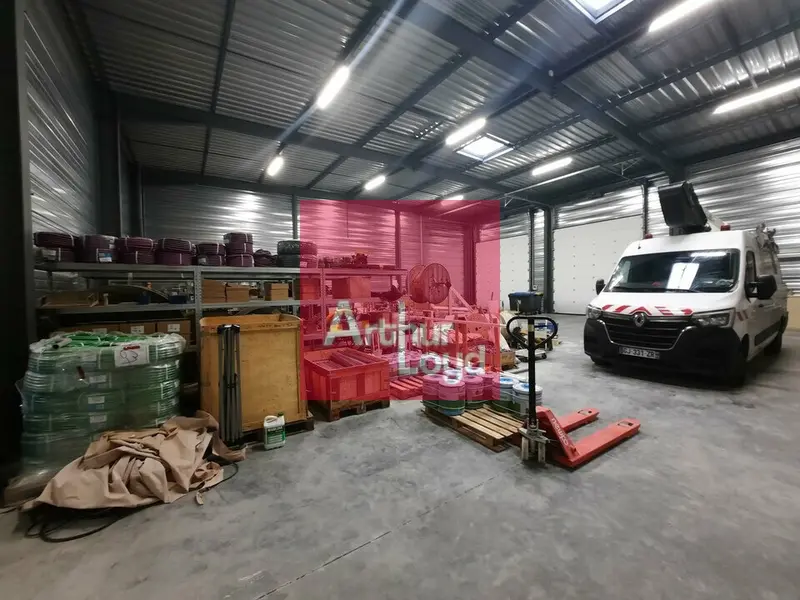LEZOUX A VENDRE LOCAL ACTIVITE 696  M² - PARCELLE 3600 M²