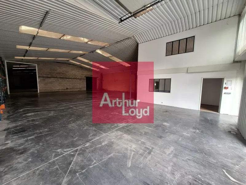 RIOM ZONE INDUSTRIELLE  A  VENDRE LOCAL ACTIVITE    1000 m² 