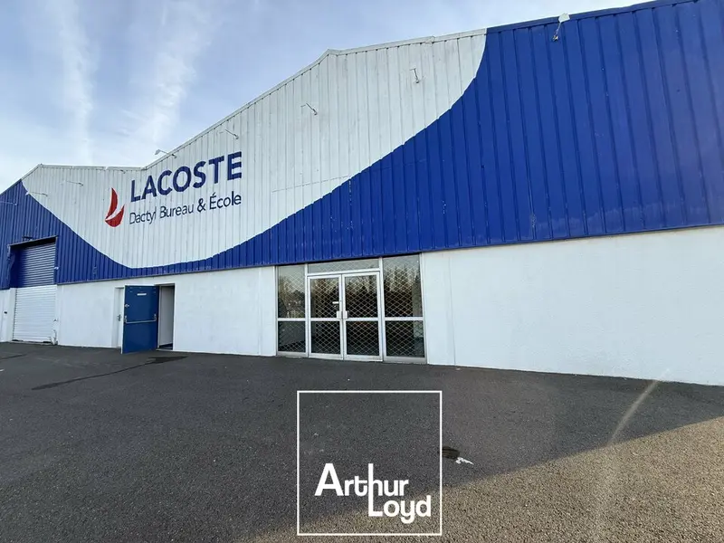 Local de 700 m² à louer  Visibilité direct A20