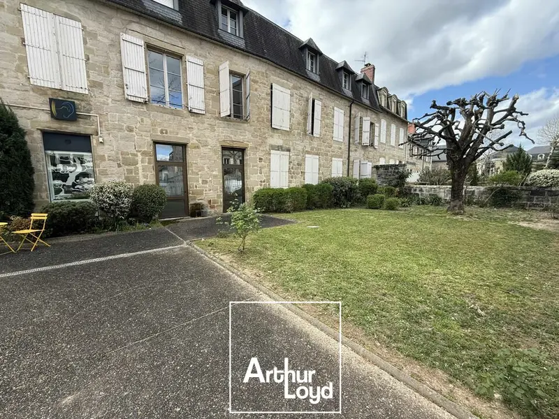 Bureau centre ville avec belle visibilité - Brive