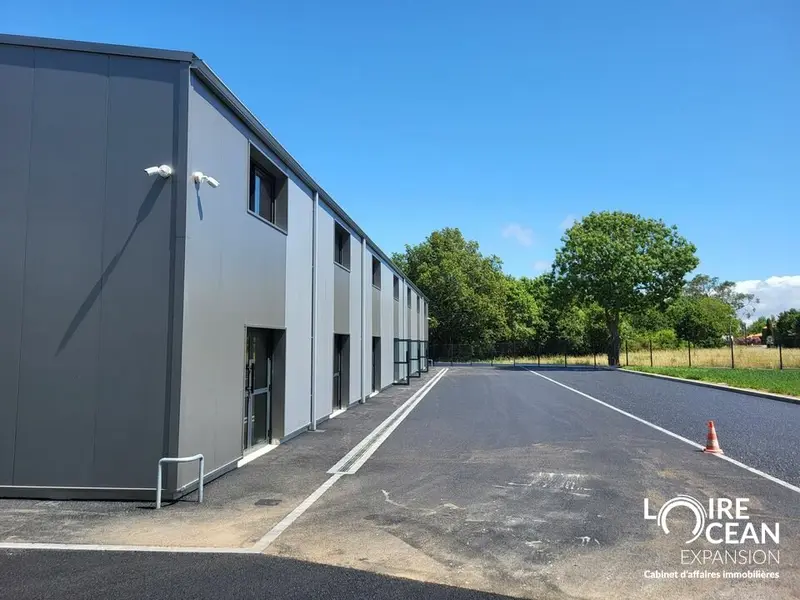 LOCAUX D'ACTIVITE/ENTREPOT avec Belle visibilité sur St Brévin 