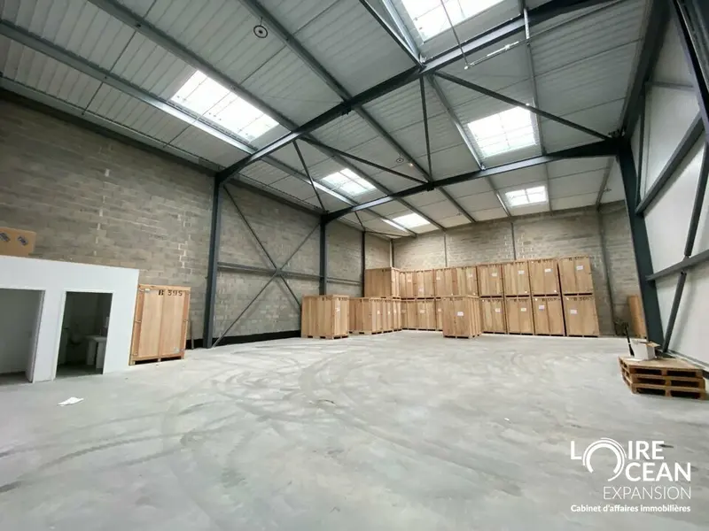 À louer  Bâtiment indépendant de 500 m² avec stockage et bureaux