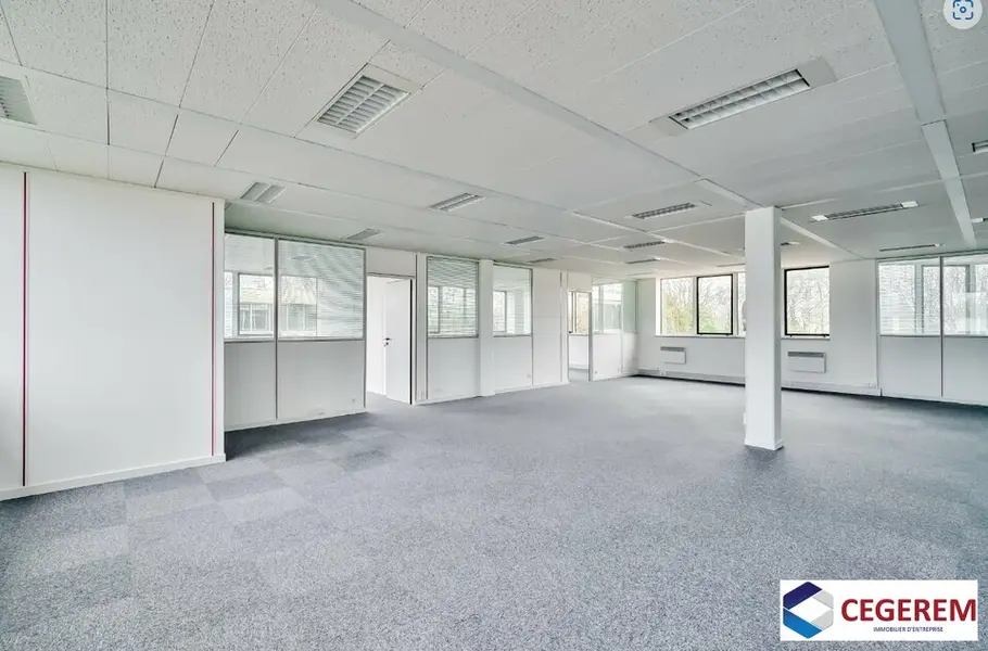 A SAINT THIBAULT DES VIGNES BATIMENT INDEPENDANT DE 1139 M2 BUREAUX