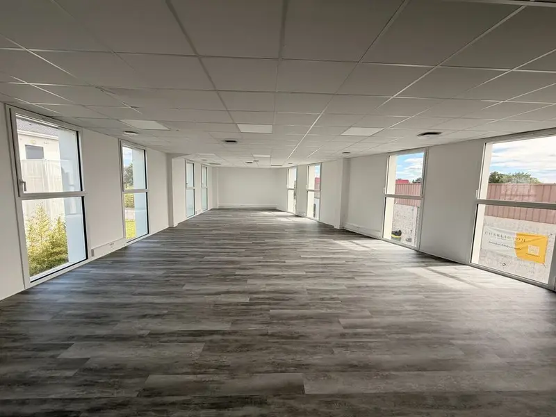 A LOUER BUREAUX NEUFS - 200 M² DIVISIBLES