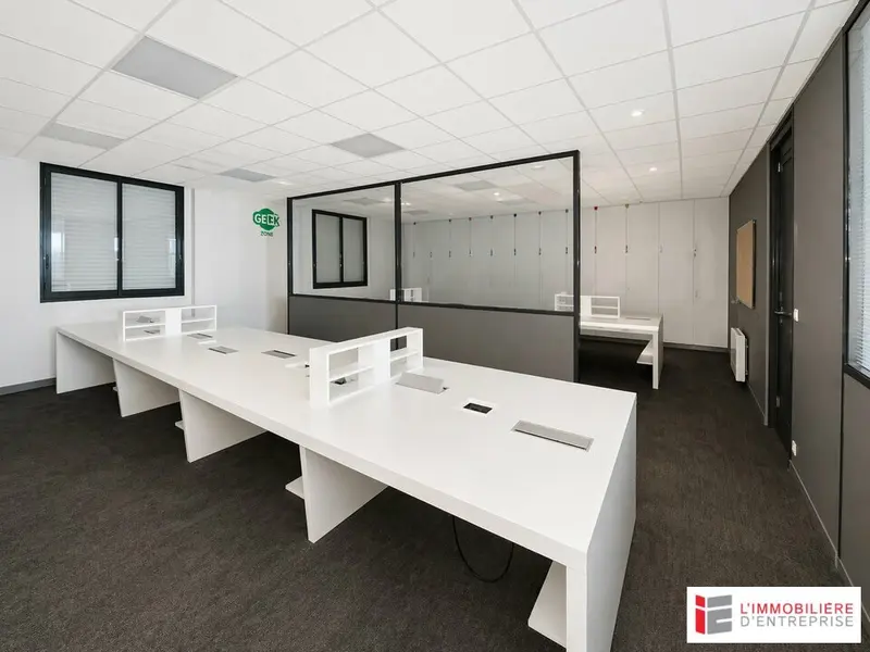 À VENDRE  LOCAUX D'ACTIVITÉ / BUREAUX DE 300 M²  PACÉ