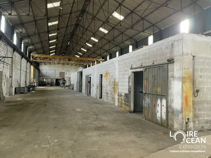 Local d'activité à louer  900 m²  Beaucouzé