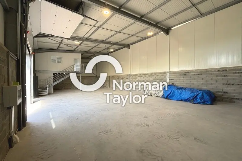 A louer Locaux d'activité 216m² Gigean