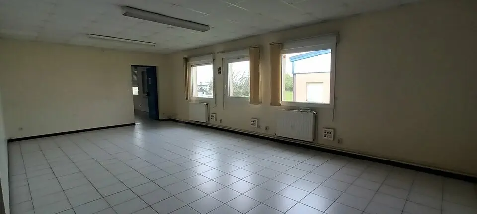 Dans un parc paysagé, bureaux indépendants avec stationnements.