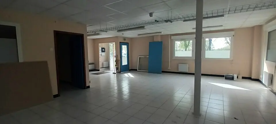 Dans un parc paysagé, bureaux avec stationnements.