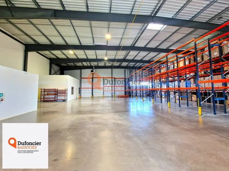 VASTE LOCAL D'ACTIVITE / ENTREPOT A LOUER A DISSAY (86) - 834M²