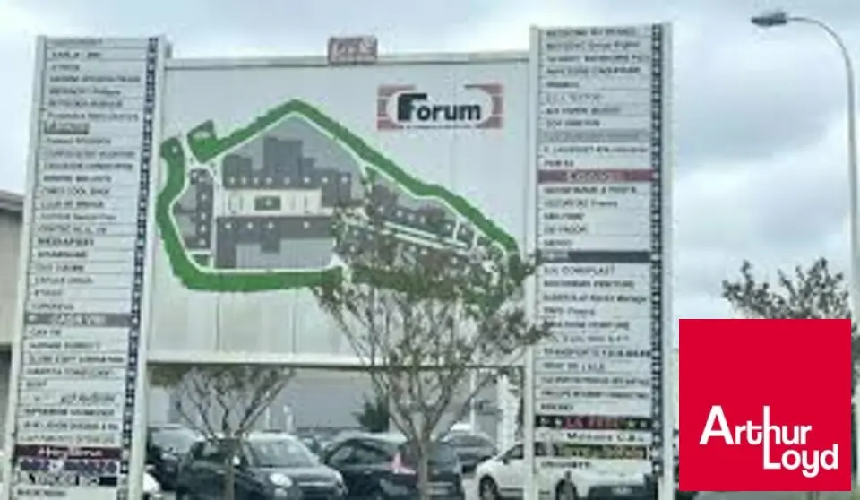 RARE, BAYONNE, local commercial au FORUM de 1.800 m2 à la location