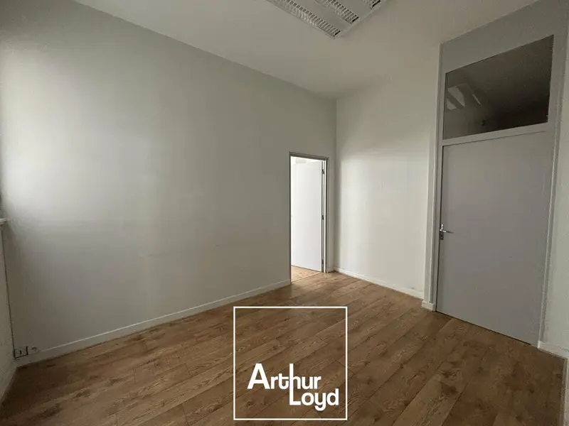 A LOUER Local Professionnel 46m2-Brive-Parkings