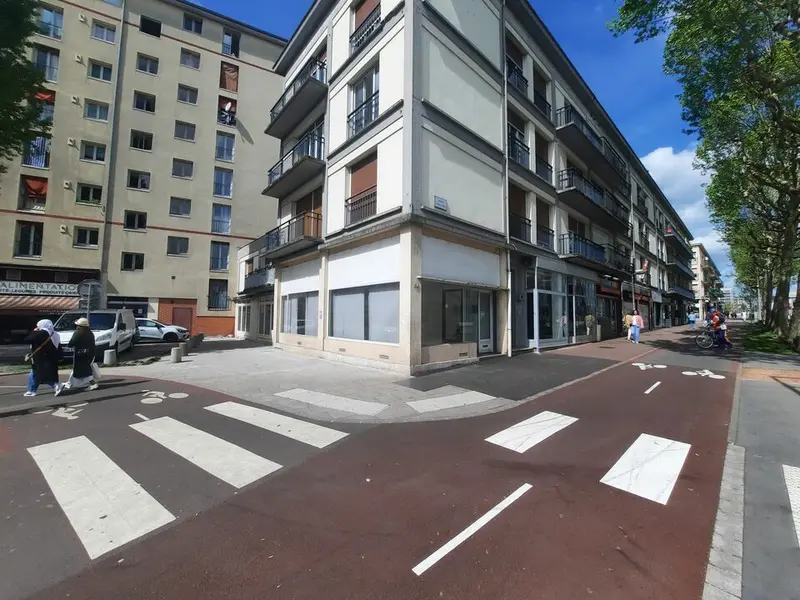 BUREAUX AVEC VITRINES OU LOCAL COMMERCIAL D'ANGLE SUR AXE PASSANT.