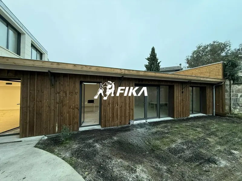 Local professionnel - A LOUER - 178 m² - (33800) BORDEAUX