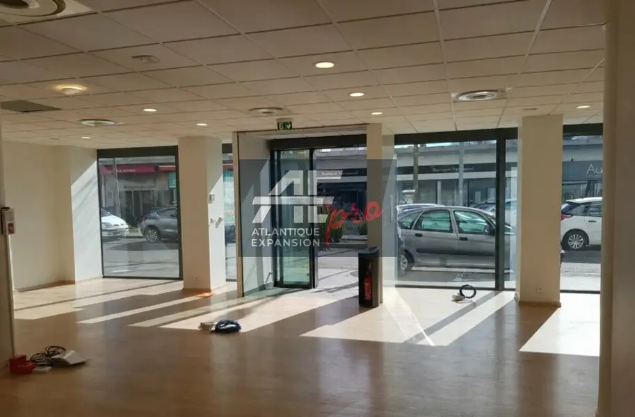LOCAL COMMERCIAL / BUREAU 