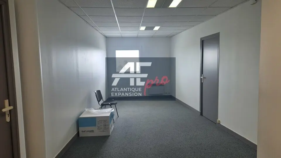 BUREAUX À LOUER  25 m²  EMPLACEMENT STRATÉGIQUE  PARKING GRATUIT