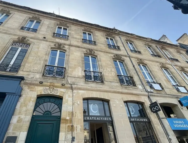 A LOUER - BUREAUX PRESTIGIEUX DE 137 M² - TOURNY