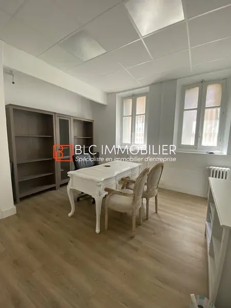 BUREAUX AVEC VITRINE A LOUER 65 m² 13004 MARSEILLE